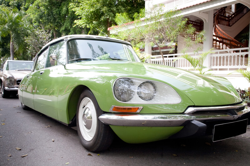 DS verte garée